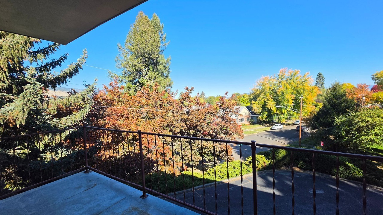 1810 Oak St - Photo 2 of 17