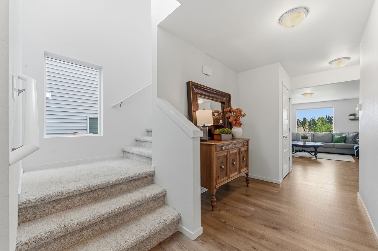 7142 42nd Pl Ne - Photo 3 of 27