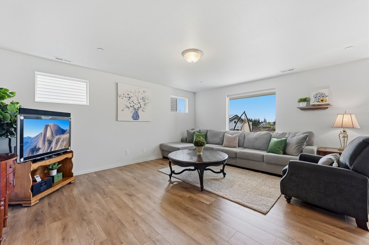 7142 42nd Pl Ne - Photo 4 of 27