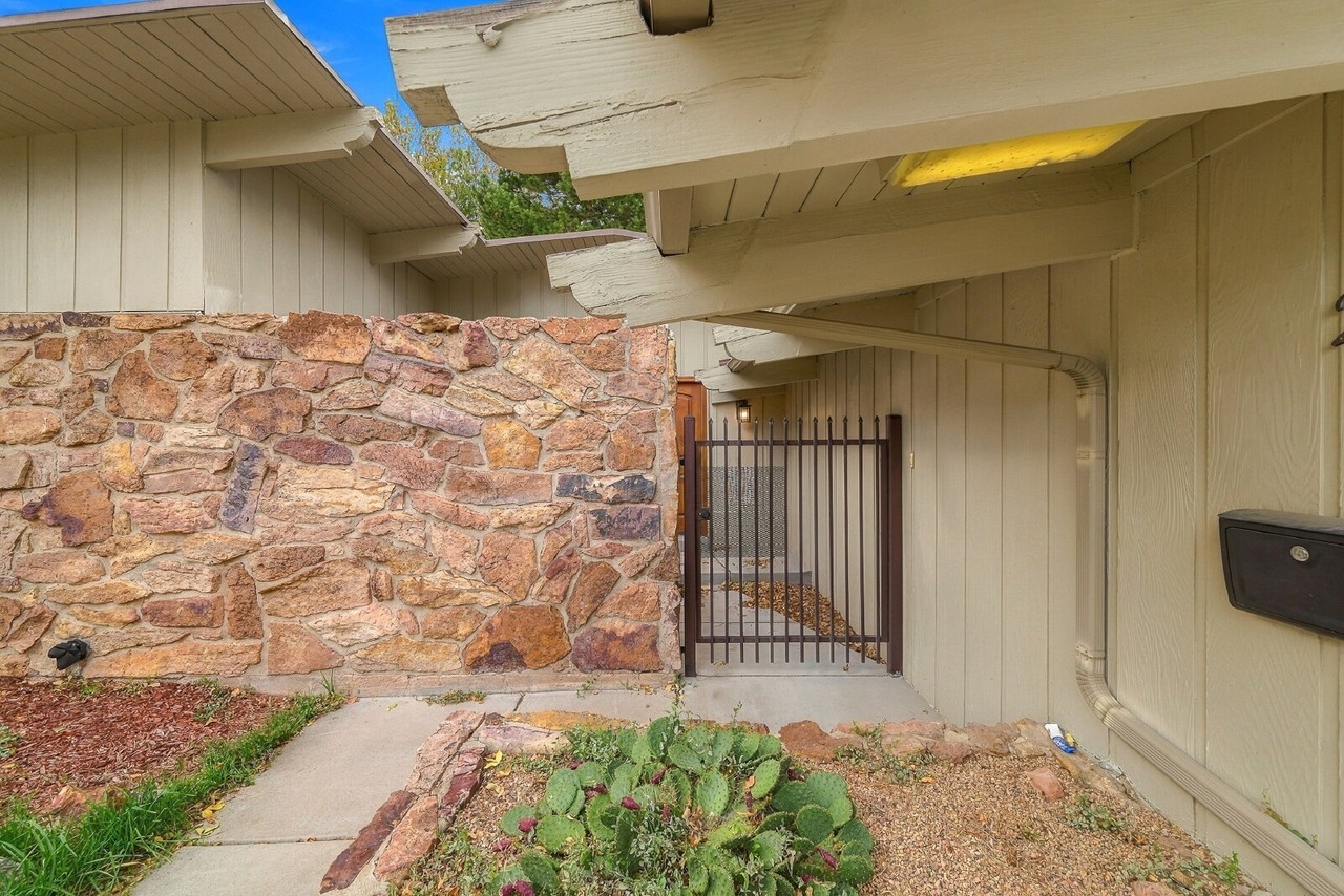 2030 Devon St - Photo 4 of 47