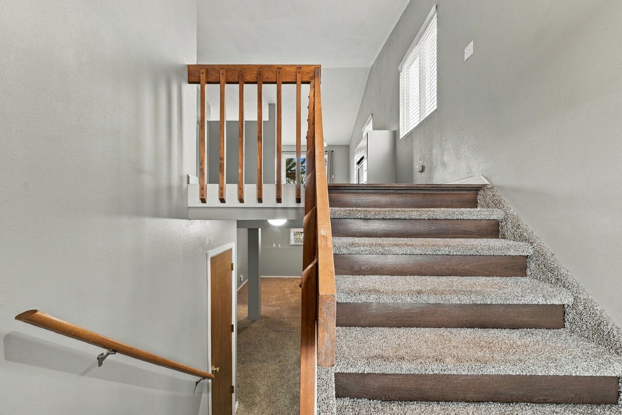 5551 Jennifer Ln - Photo 4 of 34