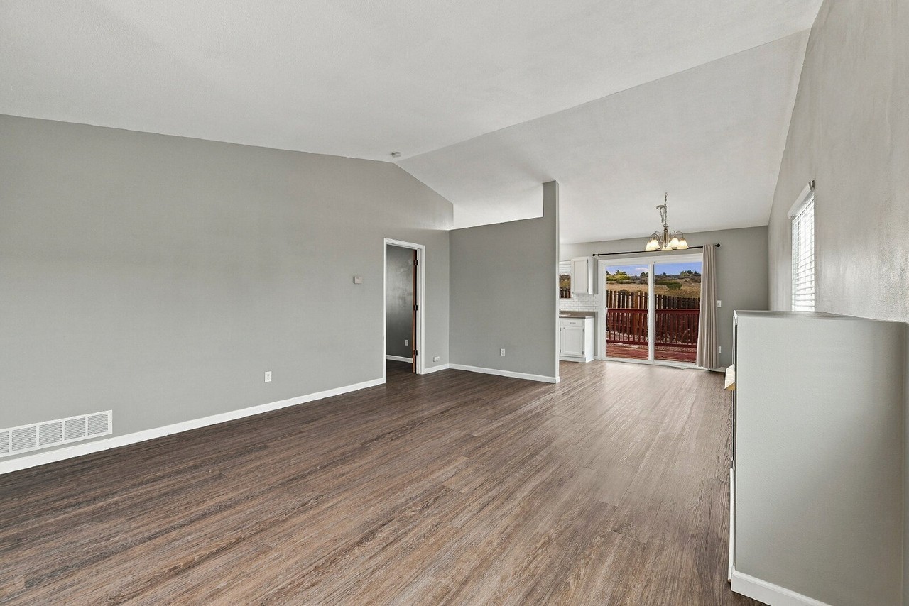 5551 Jennifer Ln - Photo 5 of 34