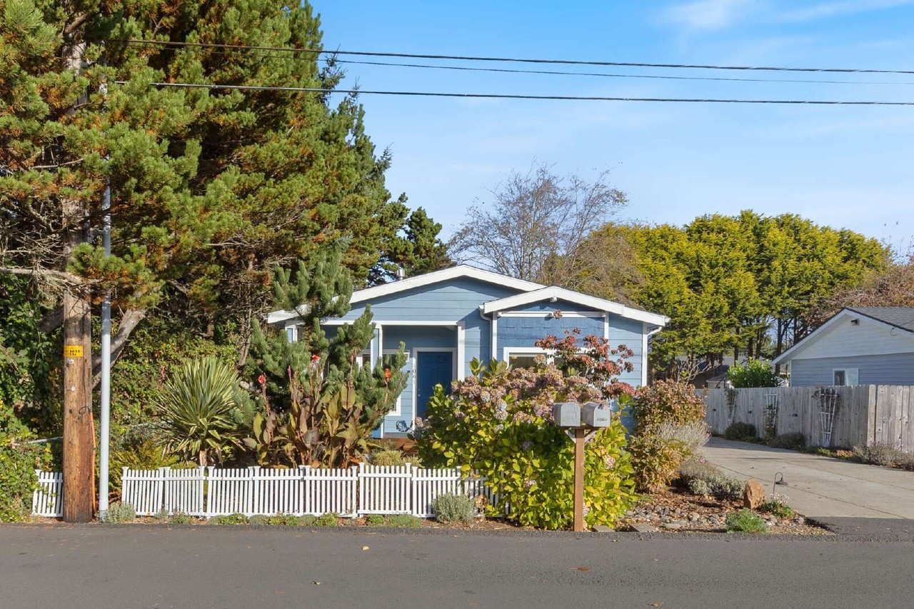 1061 Sw 15th St - Photo 2 of 34