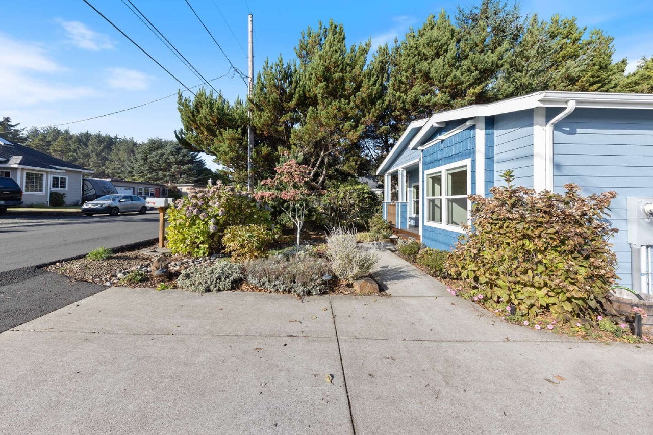 1061 Sw 15th St - Photo 4 of 34