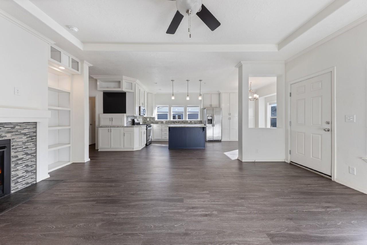 1061 Sw 15th St - Photo 7 of 34