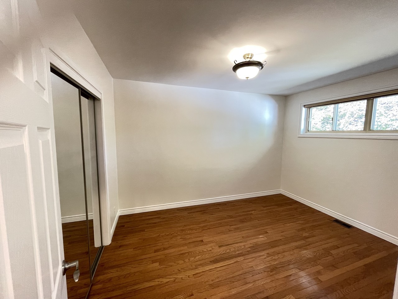 257 Demaine Crescent #Main - Photo 7 of 9