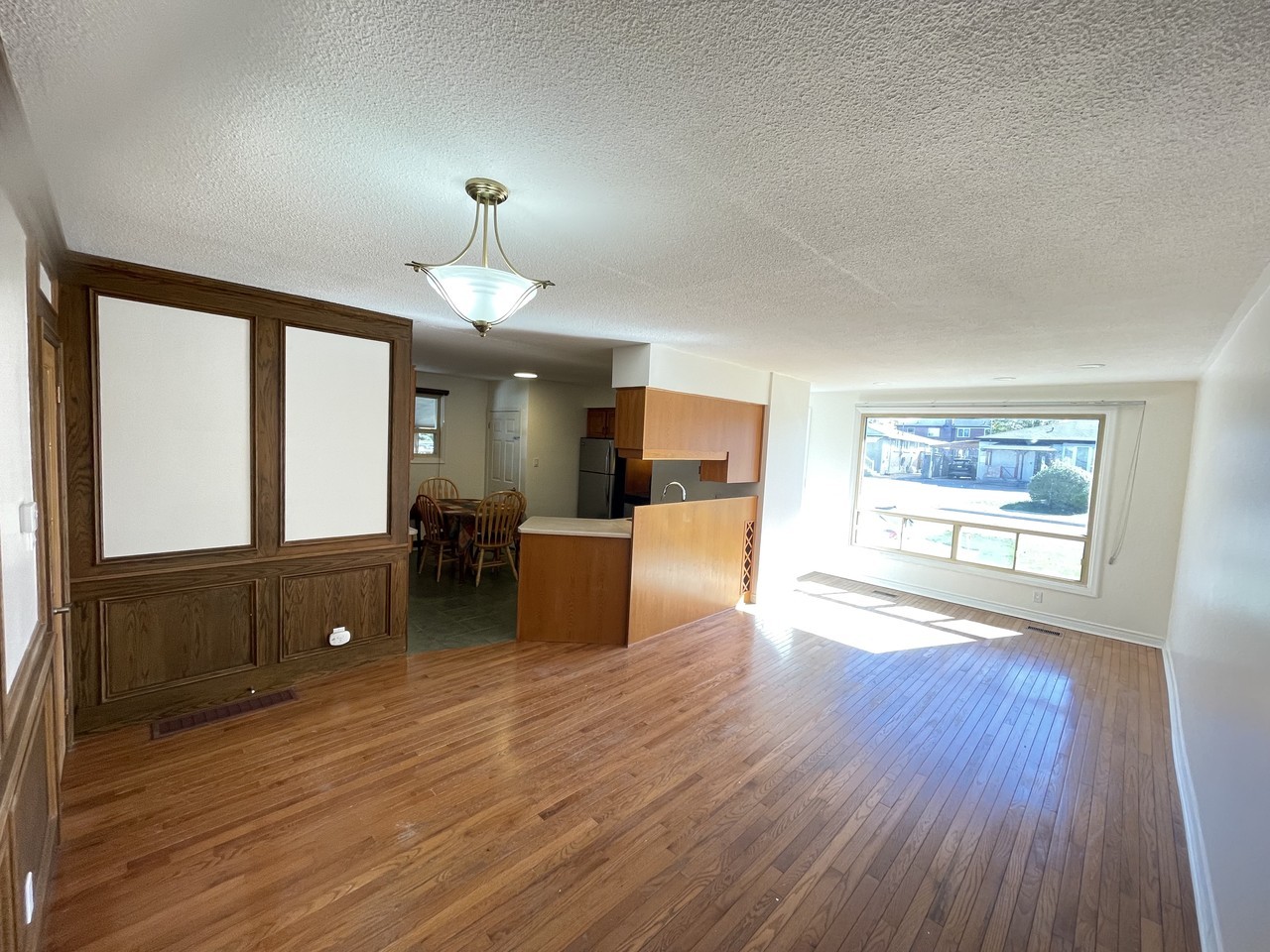 257 Demaine Crescent #Main - Photo 2 of 9
