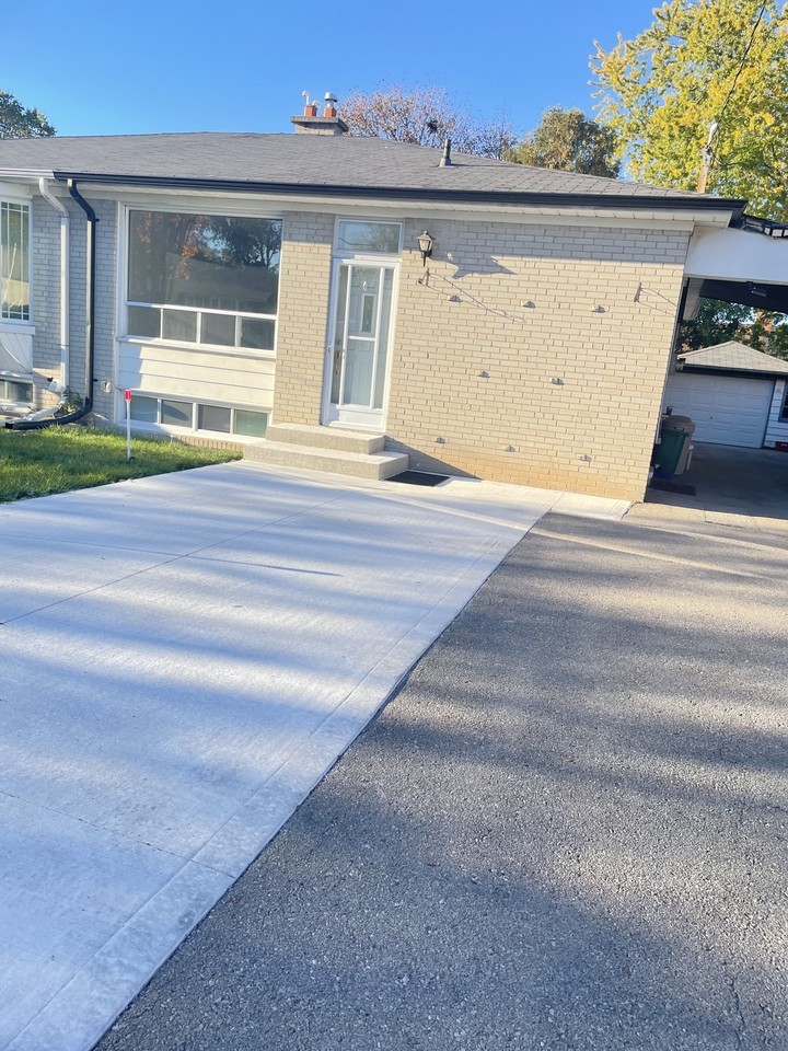 257 Demaine Crescent #Main - Photo 3 of 9