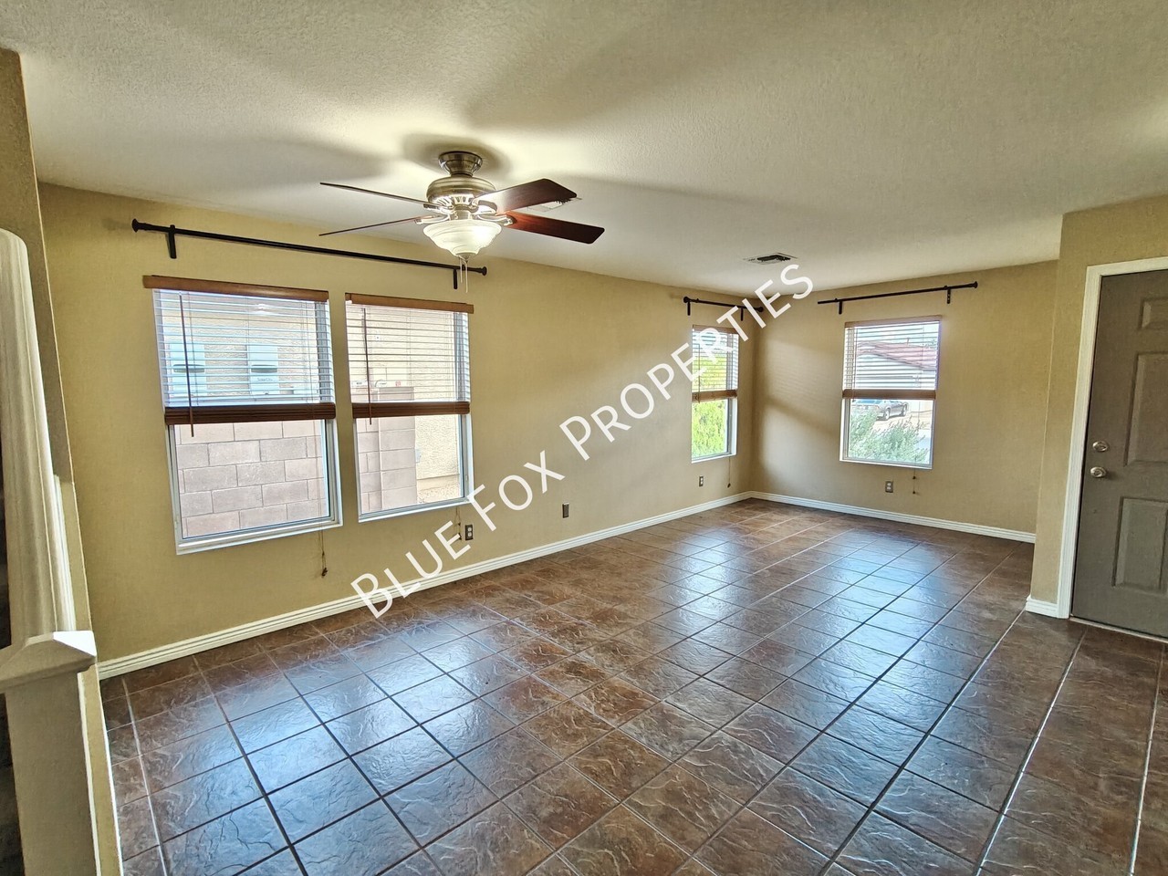 10069 N Blue Crossing Way - Photo 3 of 39