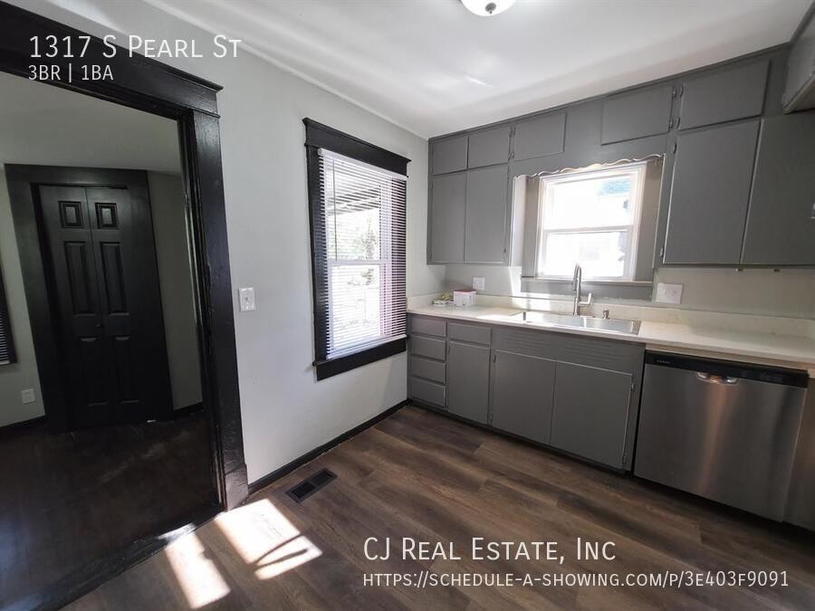 1317 S Pearl St - Photo 4 of 11