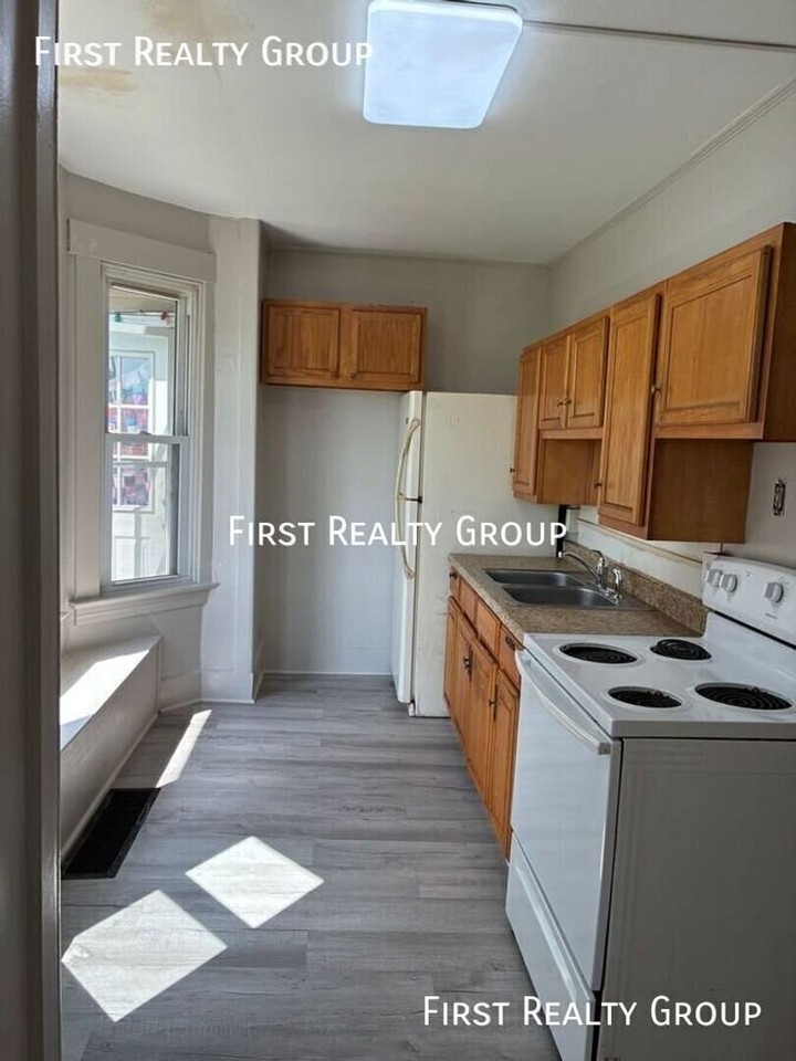 123 E 6th St - Photo 2 of 6