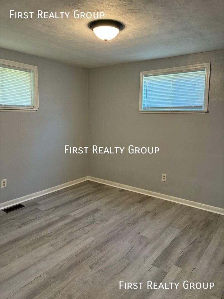154 Montgomery Ave - Photo 6 of 11