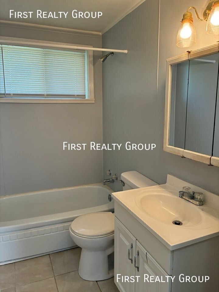 154 Montgomery Ave - Photo 7 of 11