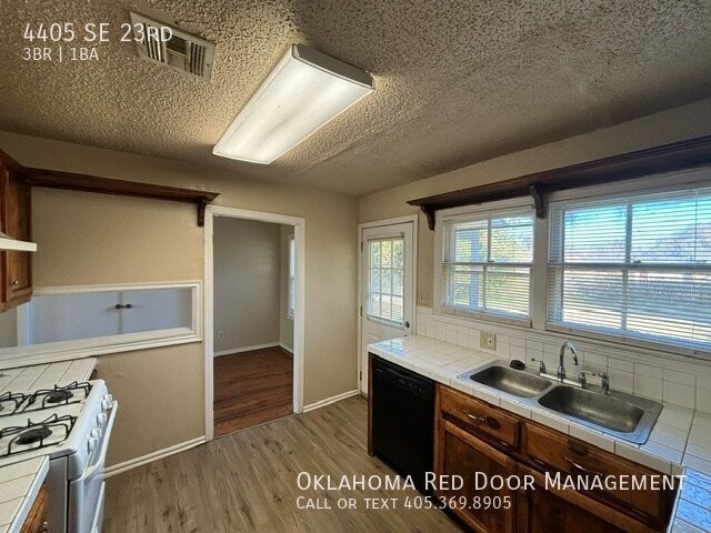 4405 Se 23rd St - Photo 2 of 36