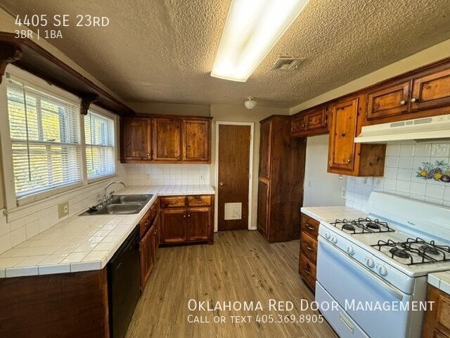 4405 Se 23rd St - Photo 3 of 36