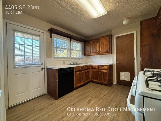 4405 Se 23rd St - Photo 4 of 36