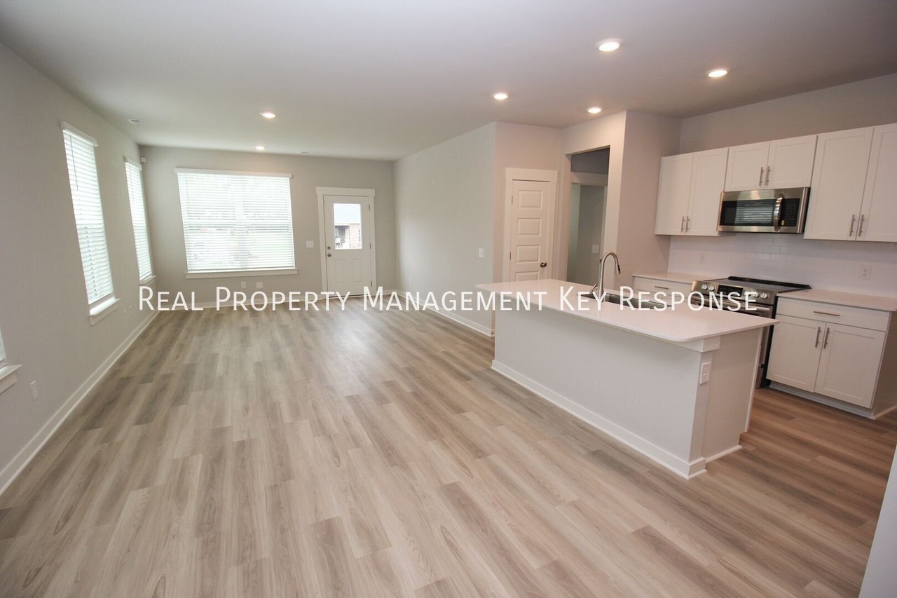 3139 Lamond Dr - Photo 4 of 31