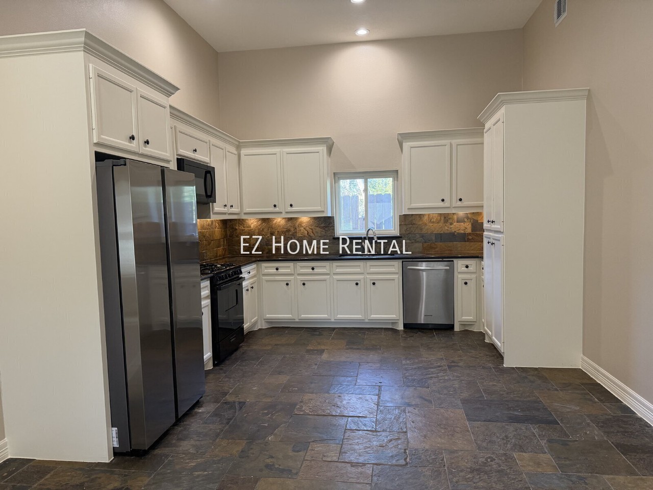 1014 Roxella St #B - Photo 4 of 15