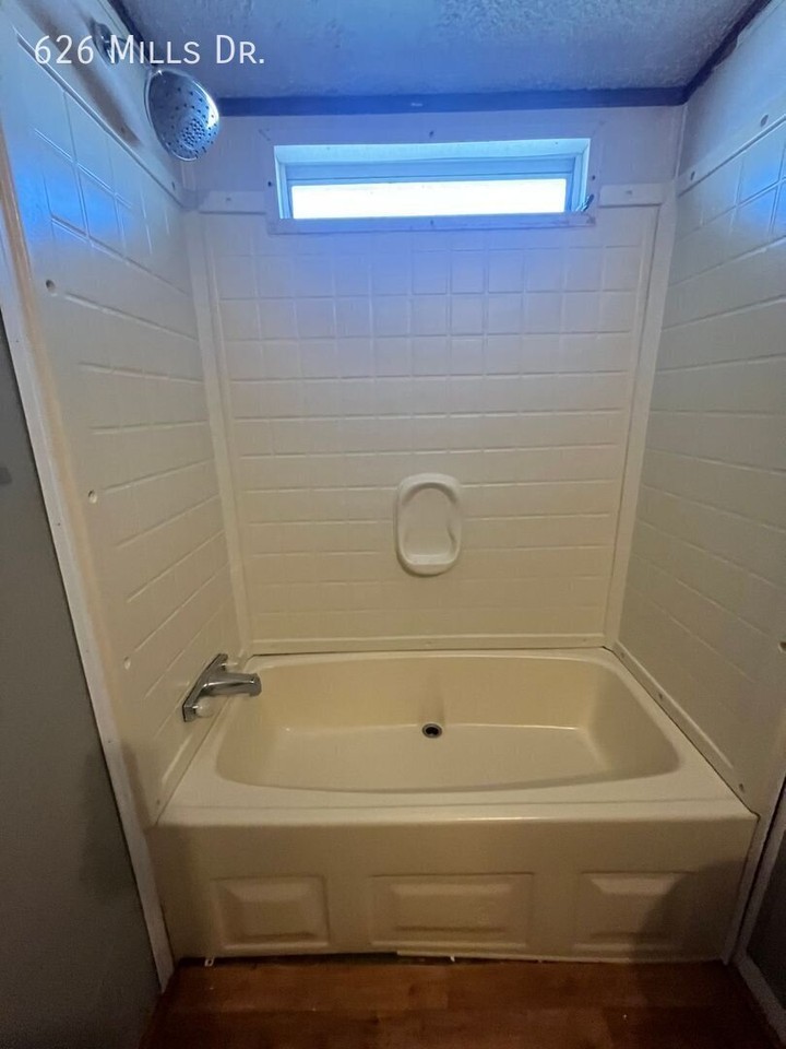 626 Mills Dr - Photo 3 of 9