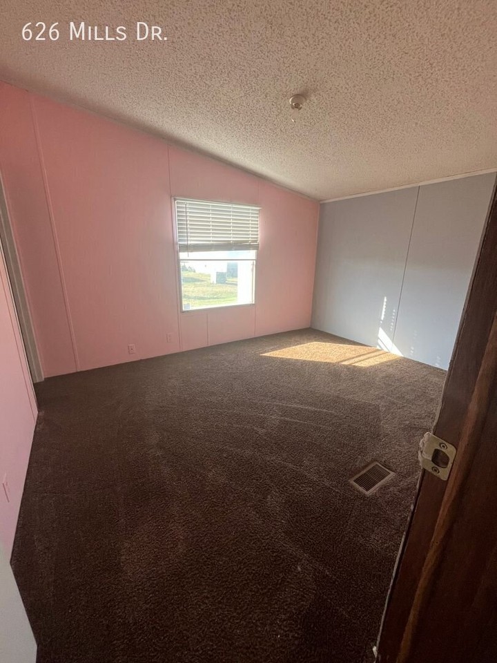 626 Mills Dr - Photo 5 of 9