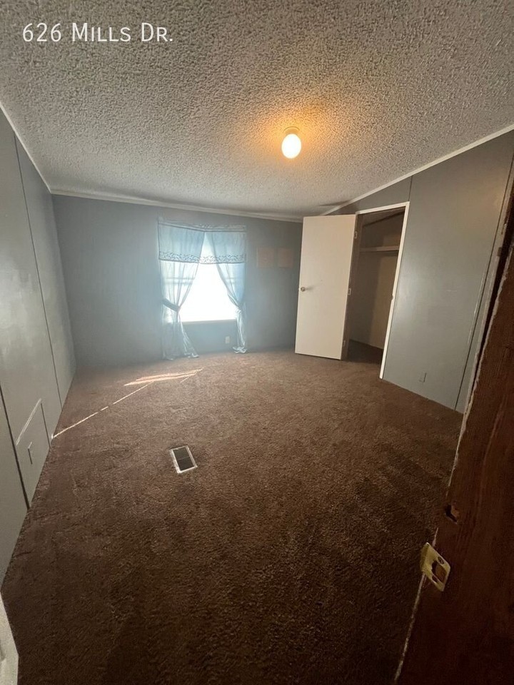 626 Mills Dr - Photo 6 of 9