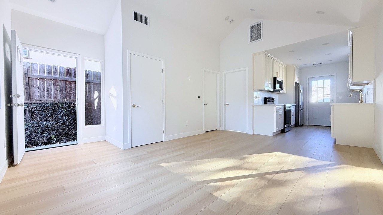10211 Nassau Ave - Photo 2 of 12