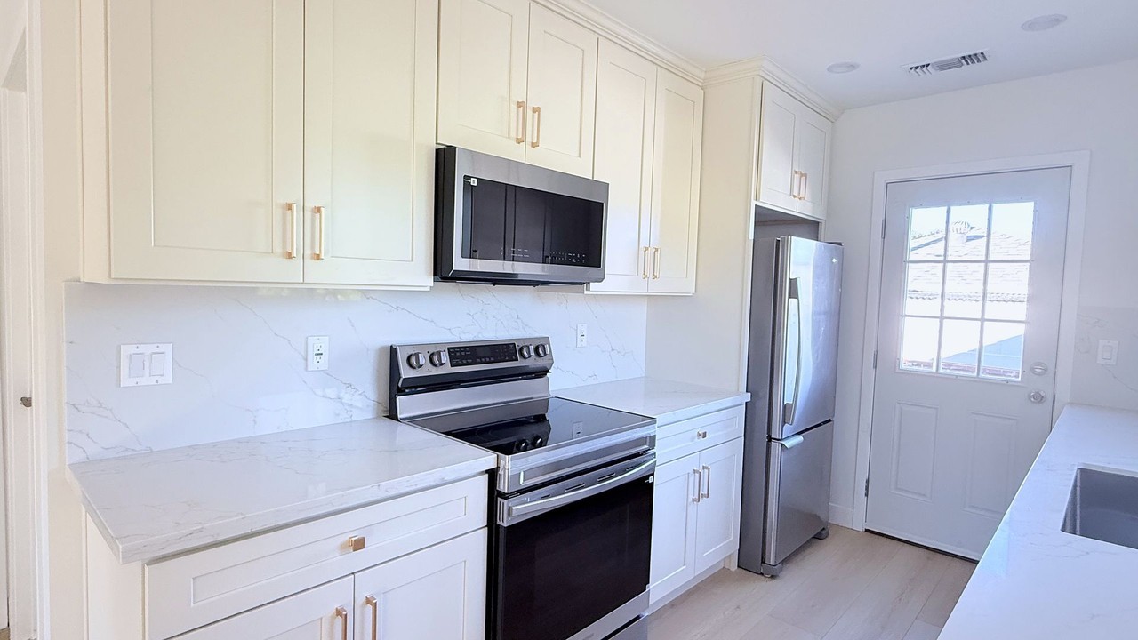 10211 Nassau Ave - Photo 3 of 12