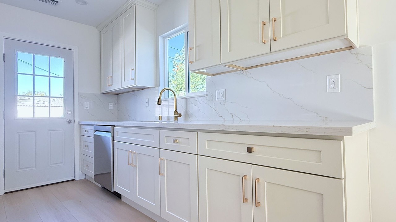 10211 Nassau Ave - Photo 4 of 12