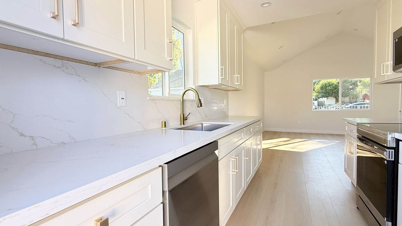 10211 Nassau Ave - Photo 5 of 12