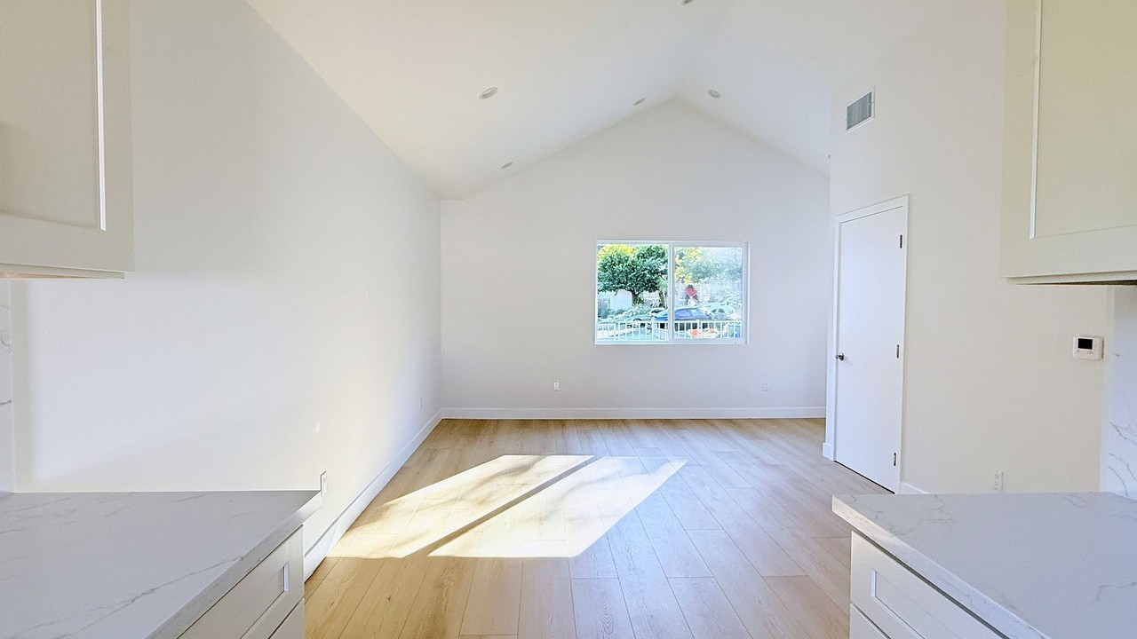 10211 Nassau Ave - Photo 6 of 12