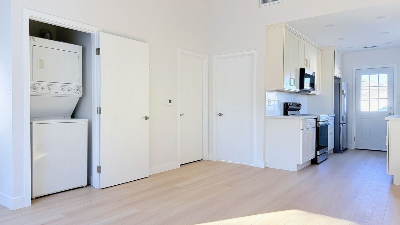 10211 Nassau Ave - Photo 7 of 12