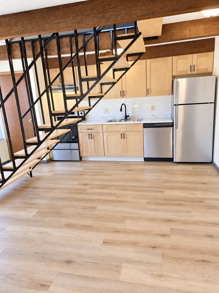 725 Moull St #D - Photo 2 of 13