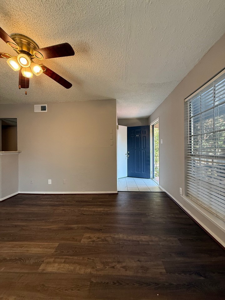 3112 Medina St - Photo 3 of 16
