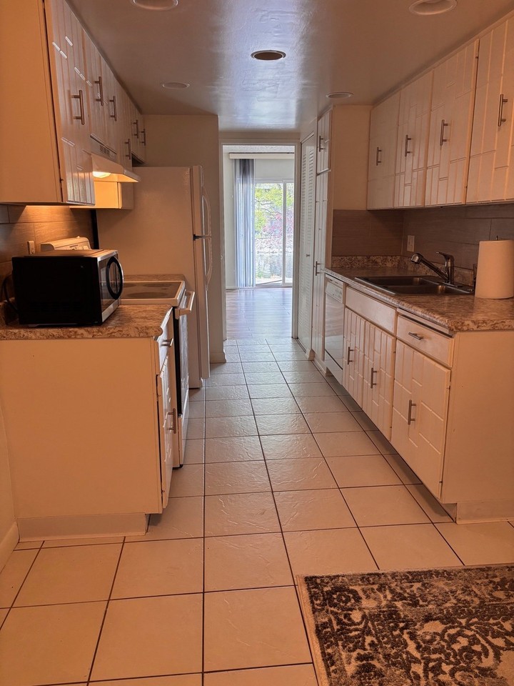 4728 S Woodduck Ln - Photo 3 of 20
