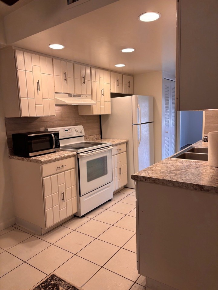 4728 S Woodduck Ln - Photo 4 of 20