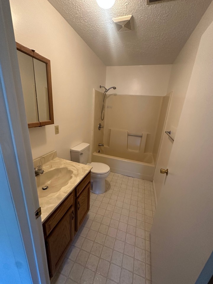 448 N Hills Rd #4 - Photo 2 of 7