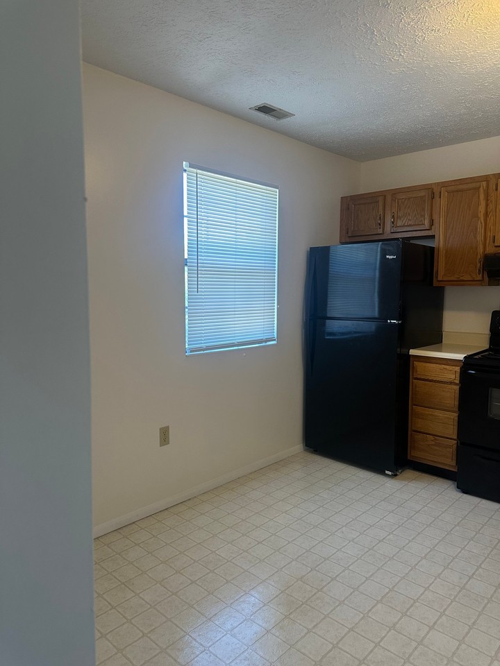 448 N Hills Rd #4 - Photo 5 of 7
