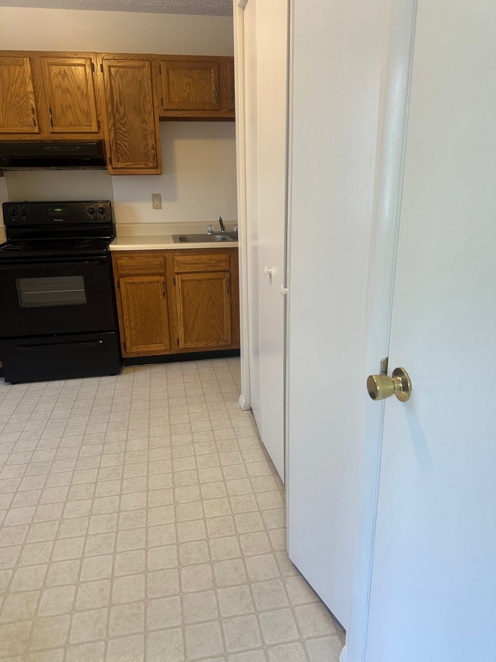 448 N Hills Rd #4 - Photo 6 of 7