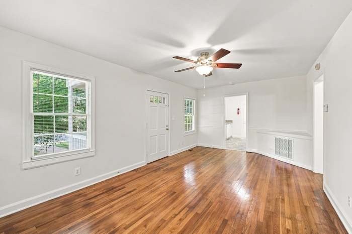 1410 Rosedale Ave - Photo 5 of 20