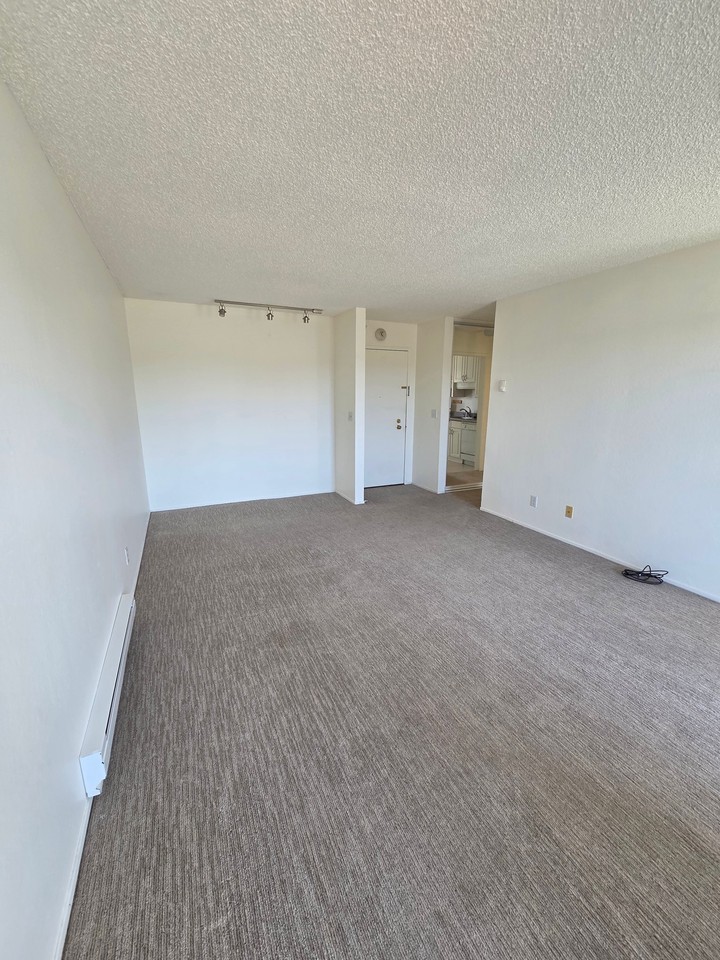 4 Commodore Dr - Photo 2 of 5