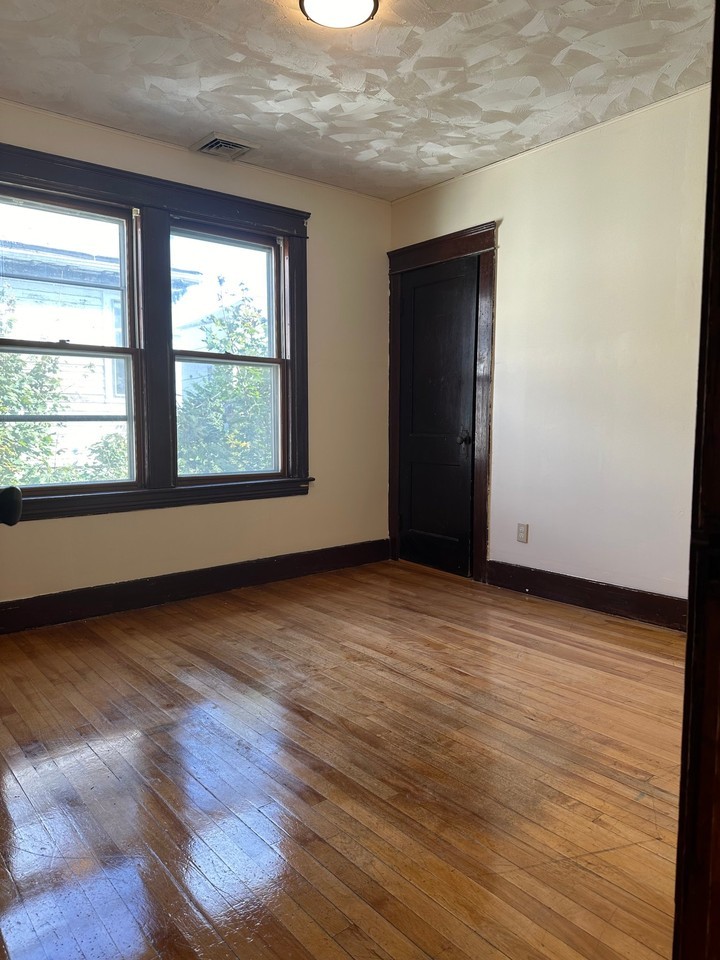 125 Sterling St #3 - Photo 6 of 9