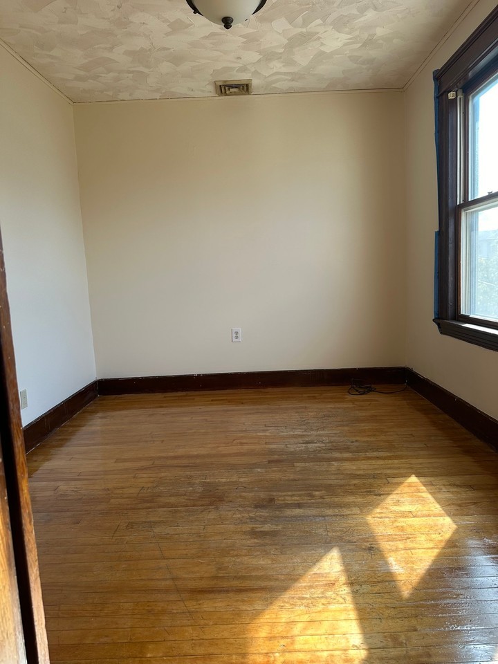 125 Sterling St #3 - Photo 7 of 9