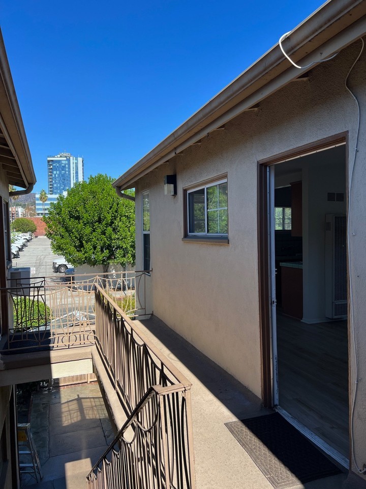 6132 De Longpre Ave #202 - Photo 3 of 7