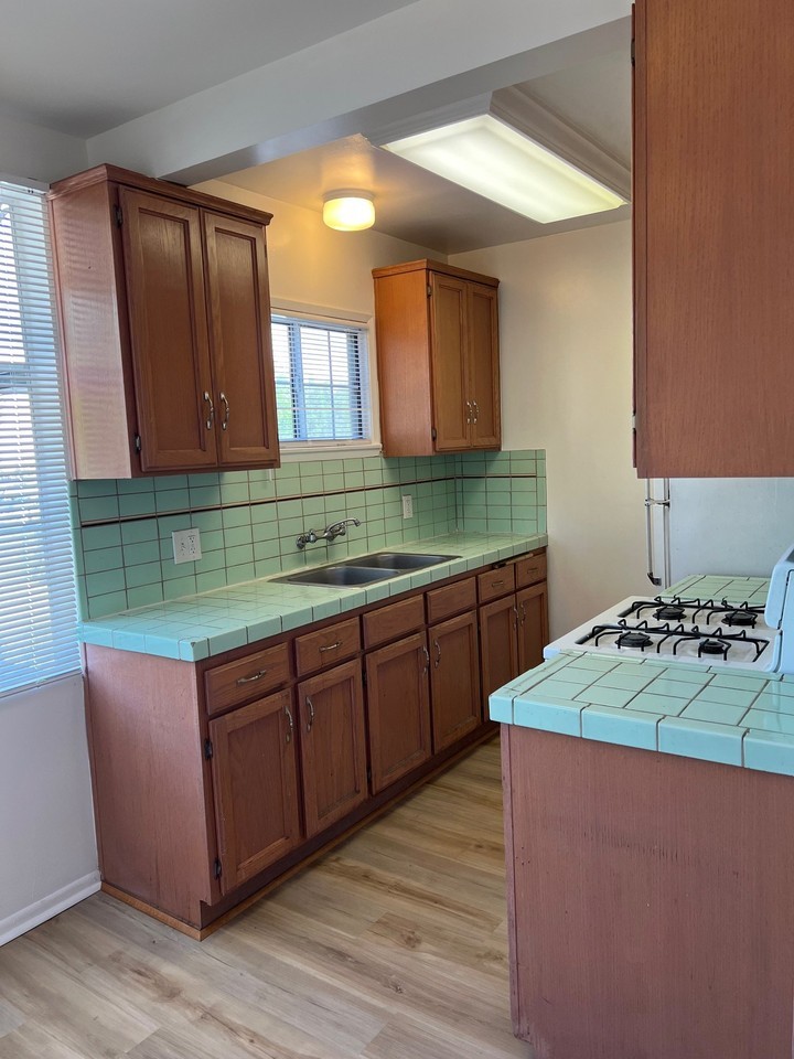 6132 De Longpre Ave #202 - Photo 5 of 7
