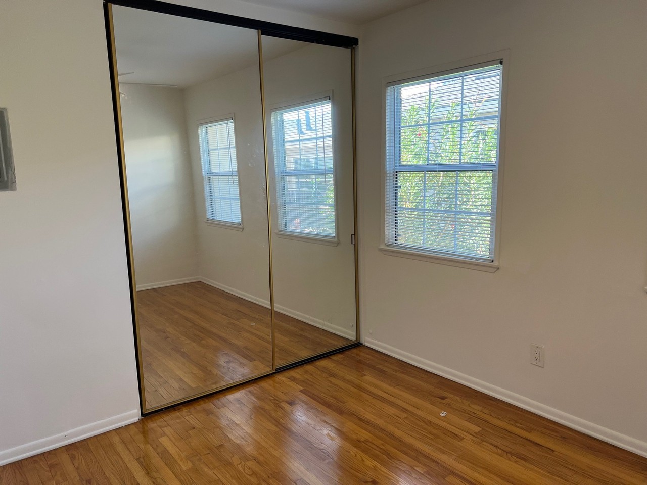6132 De Longpre Ave #202 - Photo 6 of 7