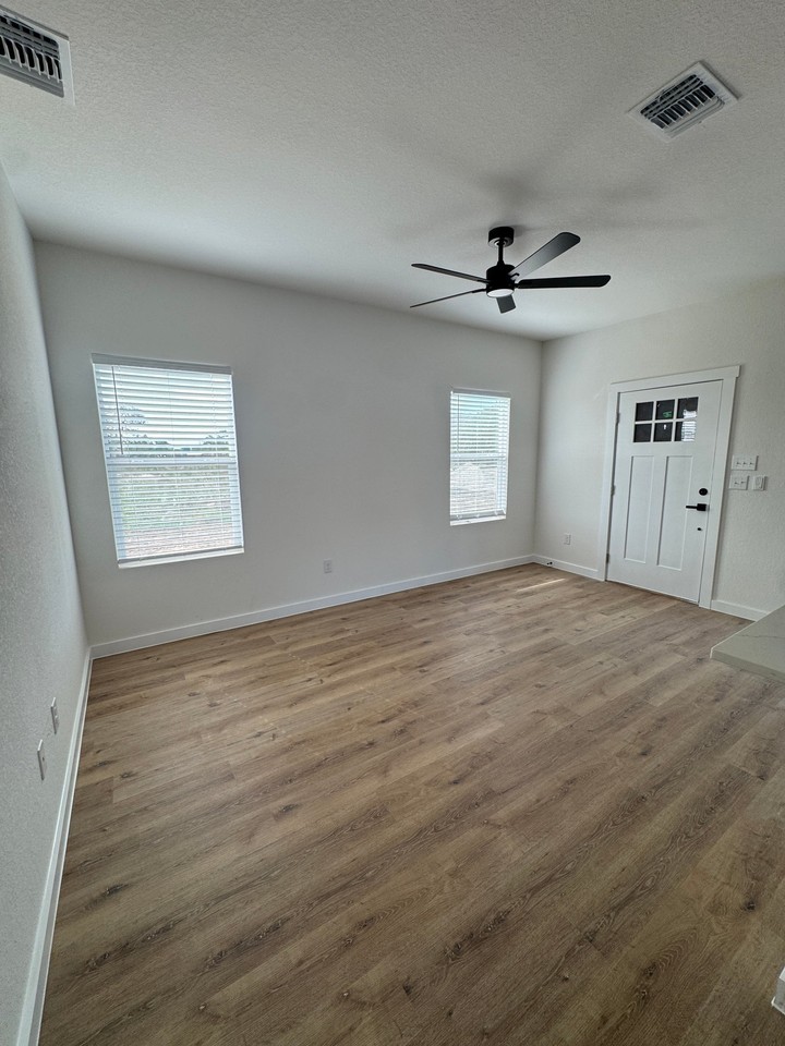 416 Mesquite St #A - Photo 3 of 19