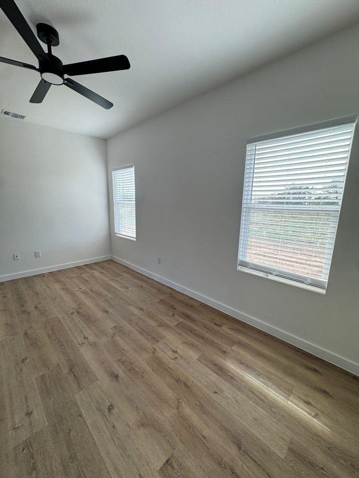 416 Mesquite St #B - Photo 3 of 16