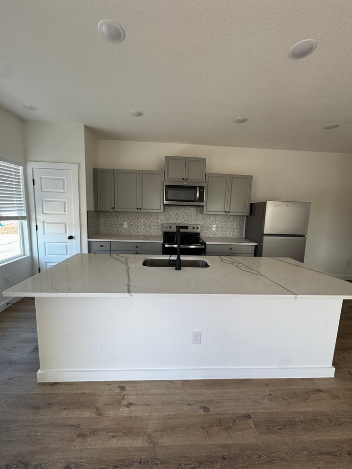 416 Mesquite St #B - Photo 4 of 16