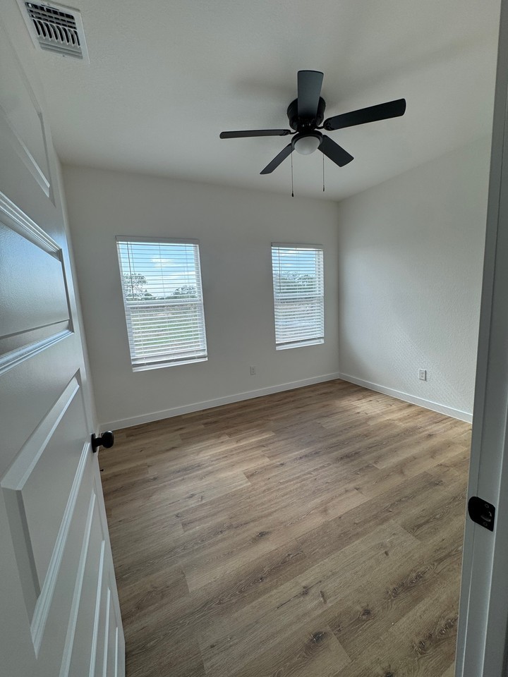 416 Mesquite St #B - Photo 7 of 16