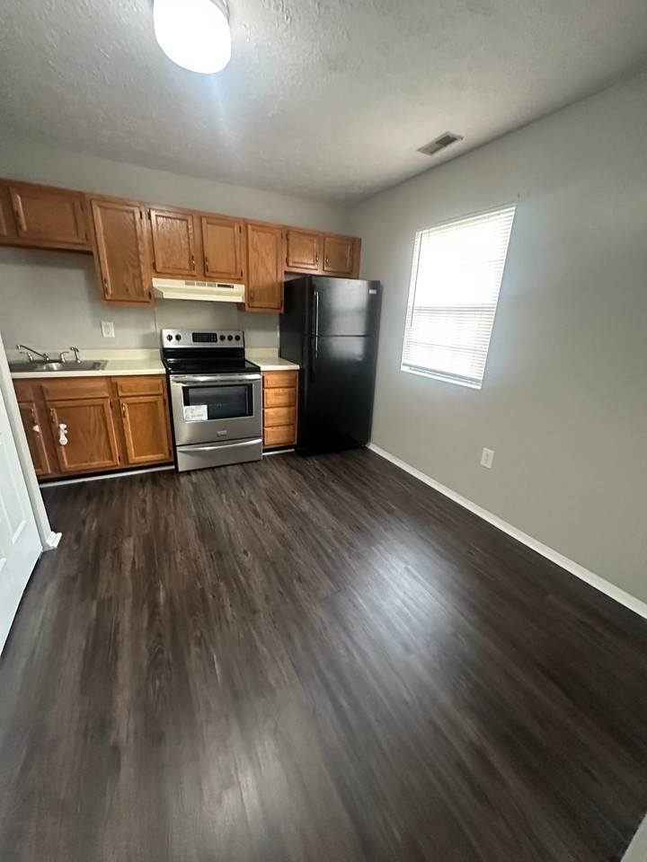 448 N Hills Rd #3 - Photo 4 of 14
